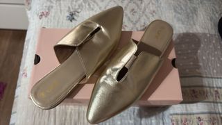 Zapatos planos dorados punta fina nuevos