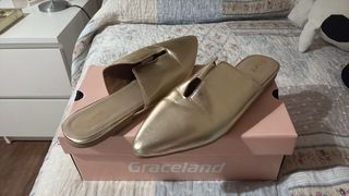 Zapatos planos dorados punta fina nuevos