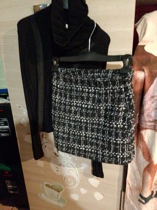 Gonna fantasia e dolcevita nero