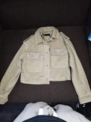 Chaqueta Zara Beige con Detalles Dorados