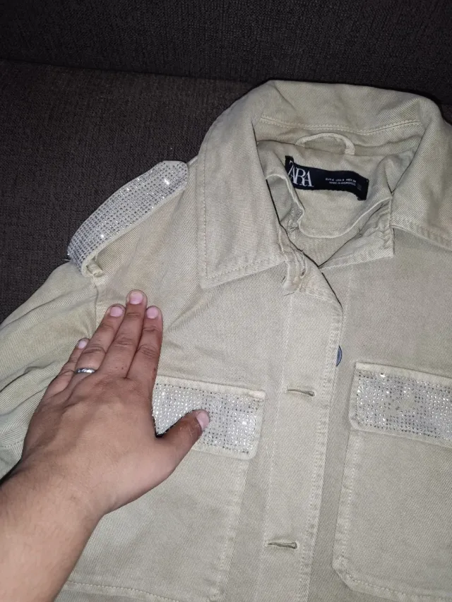 Chaqueta Zara Beige con Detalles Dorados