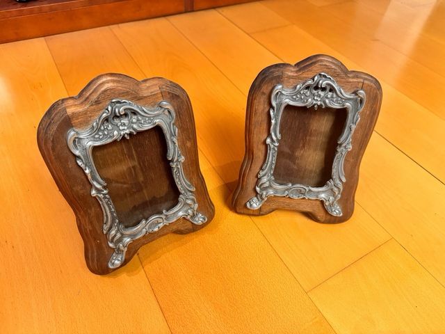 2 Molduras para fotos em madeira e estanho