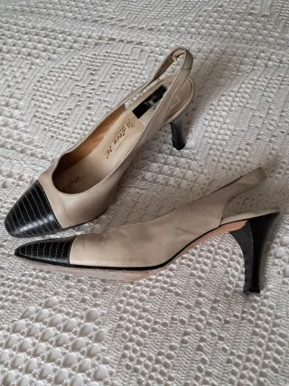 Zapatos slingback beige y azul marino