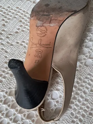 Zapatos slingback beige y azul marino