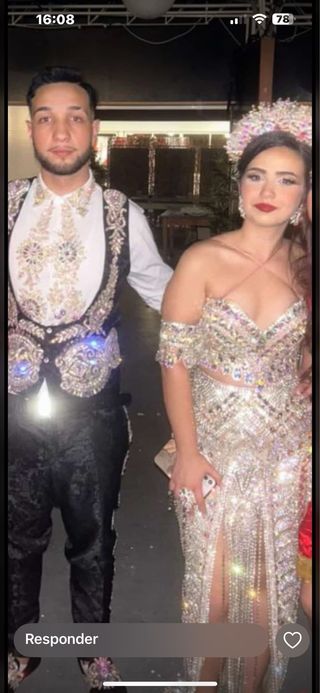 Vestido de pedrería dorado y plateado