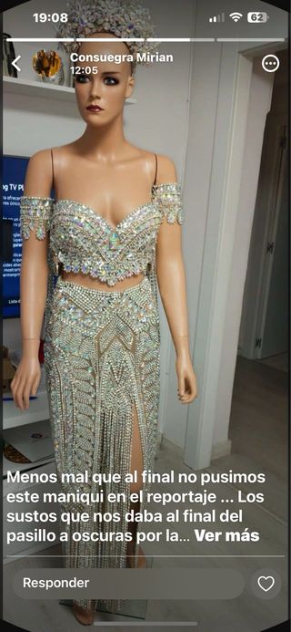 Vestido de pedrería dorado y plateado