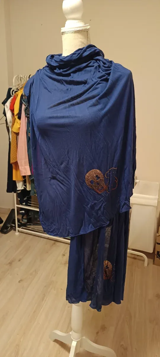 Pañuelo Tous Azul con Detalles Dorados en relieve.