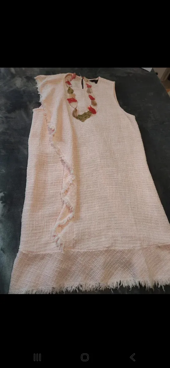 Vestido rosa con volantes y flecos
