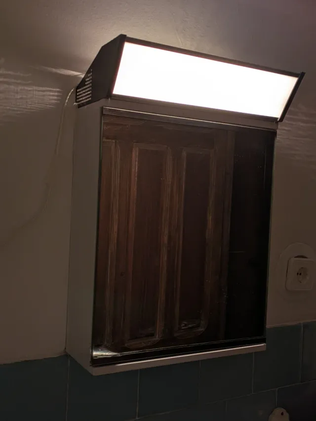 Armario de baño con espejo y luz