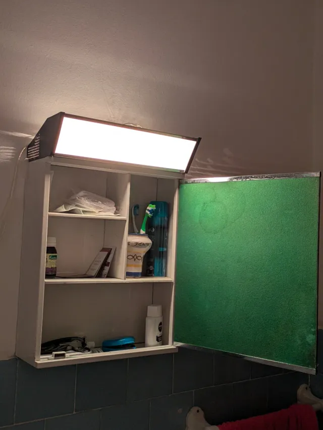 Armario de baño con espejo y luz