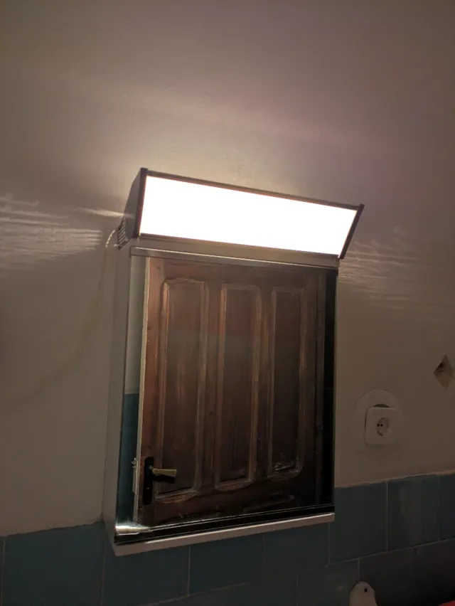 Armario de baño con espejo y luz