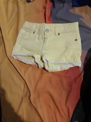 Shorts gialli con pizzo