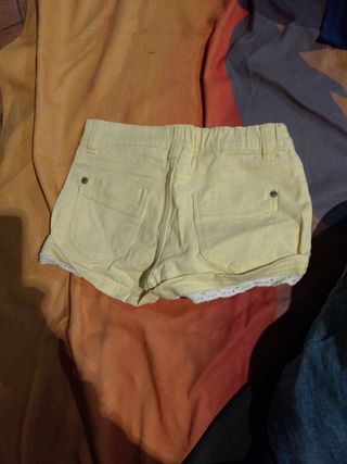 Shorts gialli con pizzo