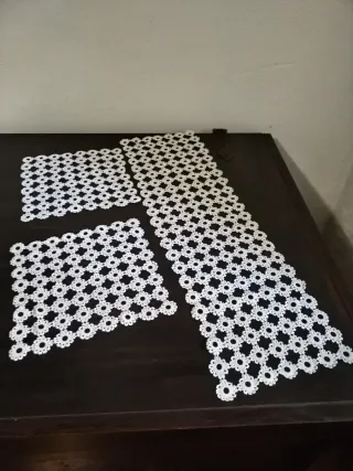 Três naperons de crochê brancos