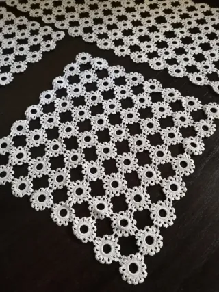 Três naperons de crochê brancos