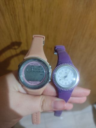 Dos relojes Calypso: uno morado y otro rosa