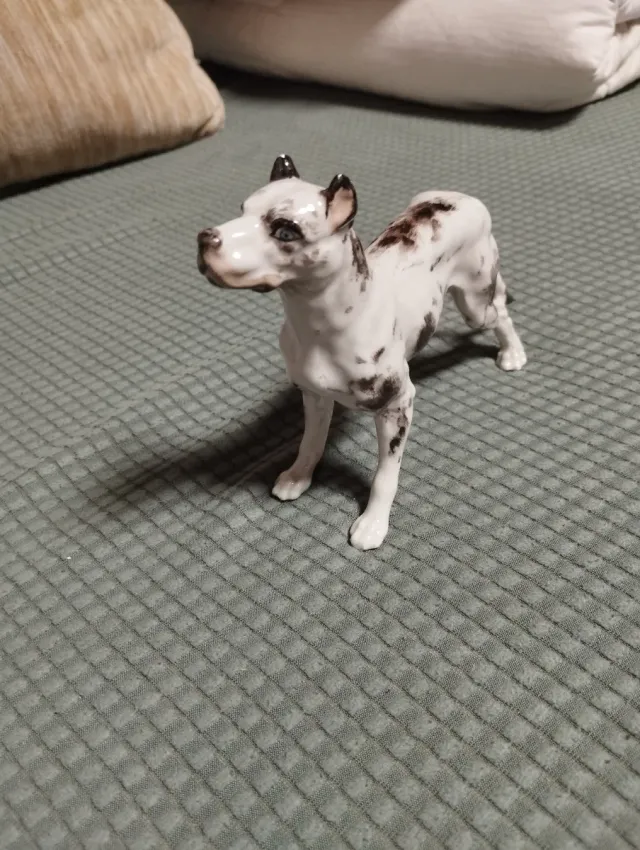 Figura perro porcelana manchada