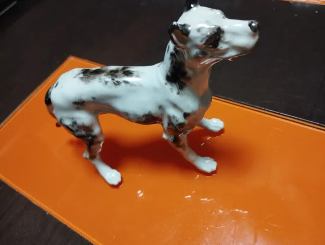 Figura perro porcelana manchada