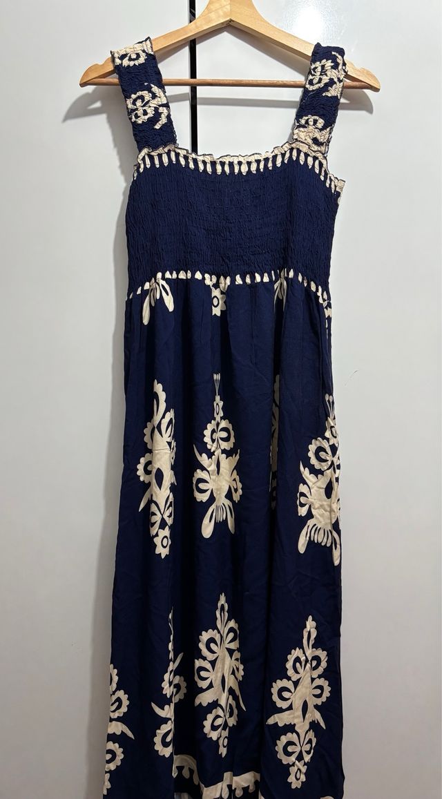 Vestido largo azul marino floral beige