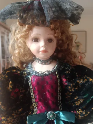 Muñeca de porcelana antigua realista de época