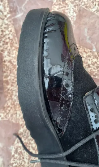 Zapatos de señora negros charol y ante. 