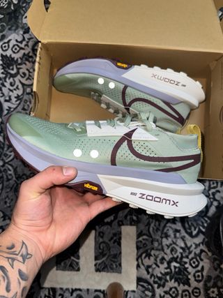 Scarpe Nike ZoomX Zegama Trail 2 verdi e viola