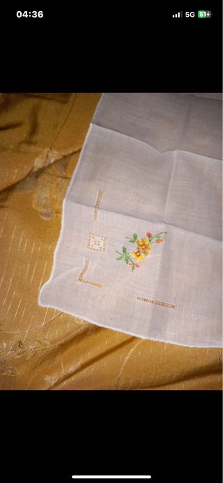 4 fazzoletti ricamati a macchina