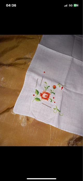 4 fazzoletti ricamati a macchina