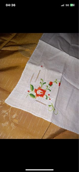 4 fazzoletti ricamati a macchina