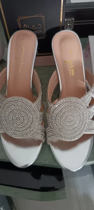 Scarpe eleganti con tacco e strass