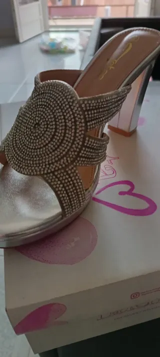 Scarpe eleganti con tacco e strass