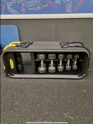 Banco Technogym con mancuernas