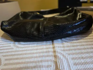 Bolso negro asa corta efecto piel serpiente