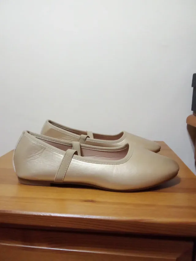 Zapatos dorados sin estrenar