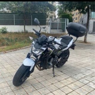 Kawasaki Z650 con Baúl no limitada