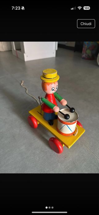 Giocattolo in legno con tamburo e bacchette