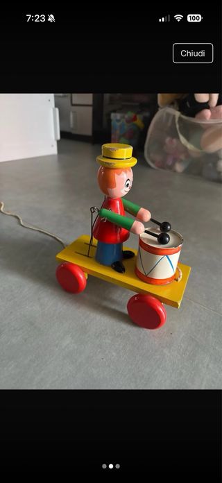 Giocattolo in legno con tamburo e bacchette