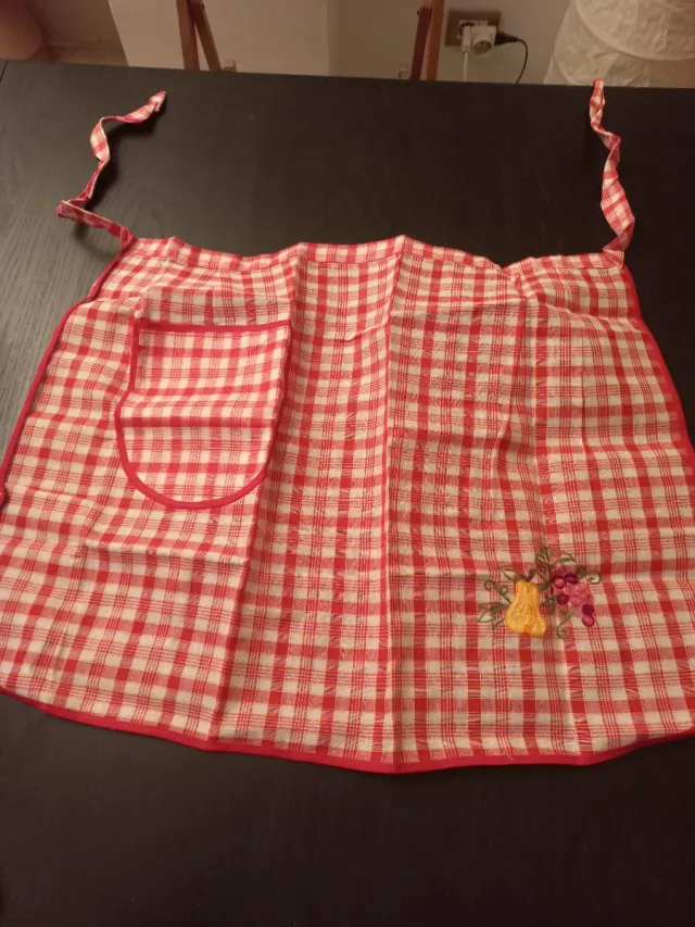 Grembiule da cucina a quadri rossi e bianchi