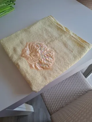 Telo da bagno grande con ricamo floreale