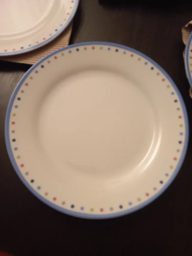 4 Piatti Bianchi Nuovi con Bordi Colorati