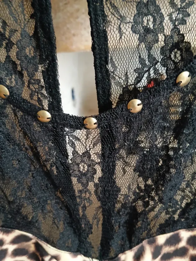 Blusa Guess Animal Print Encaje Talla S sin usar .