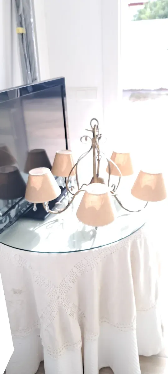 Lámpara de techo beige y dorada