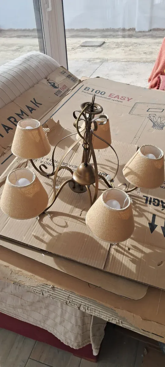 Lámpara de techo beige y dorada