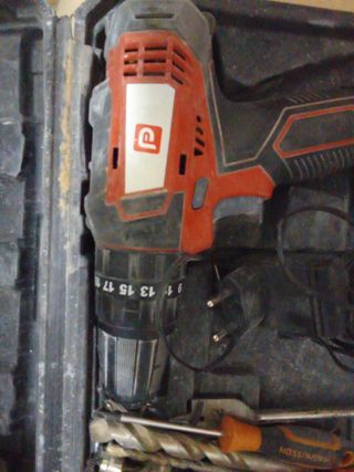 Taladro percutor a batería casi nuevo 