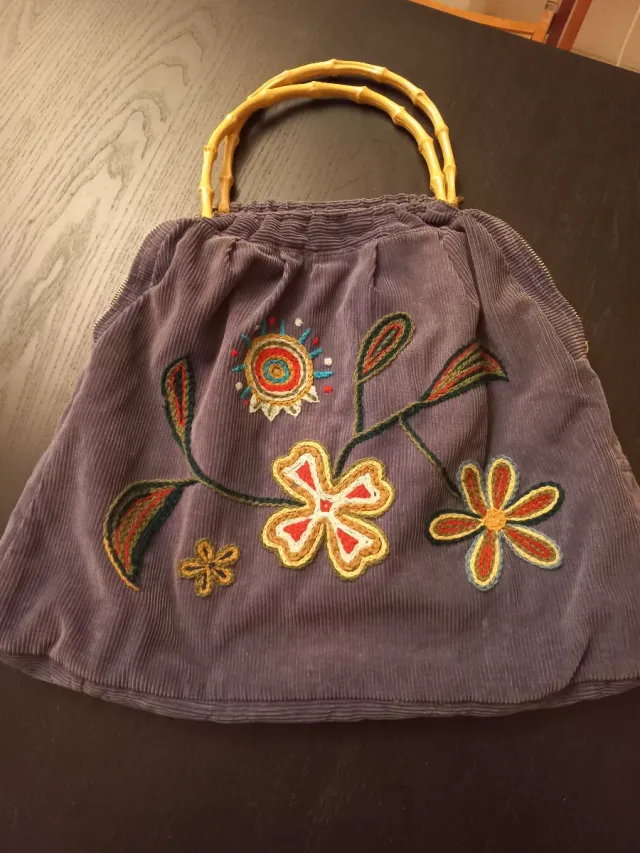 Borsa di velluto con manici bambù ricami floreali