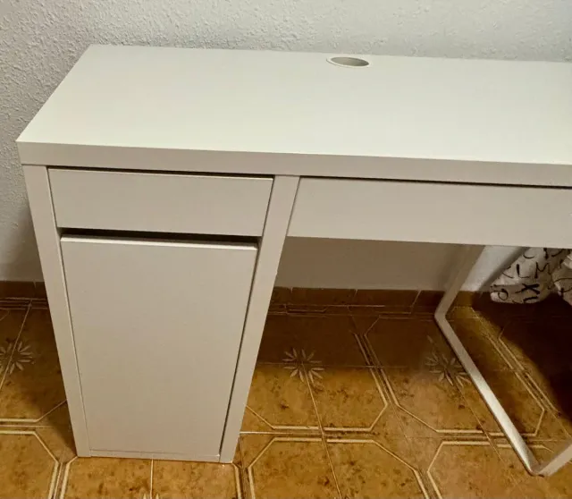 Escritorio blanco con cajón y puerta