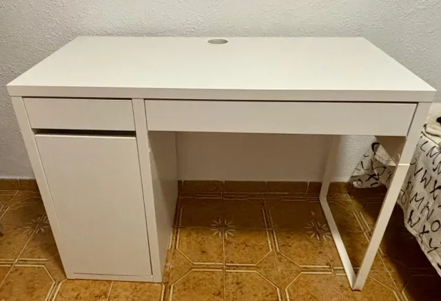 Escritorio blanco con cajón y puerta