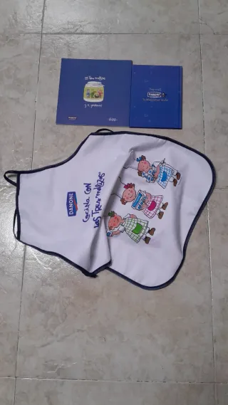 Set di libri e grembiule I tre gemelli di Danone