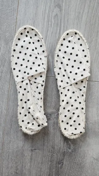 Alpargatas planas lunares nuevas