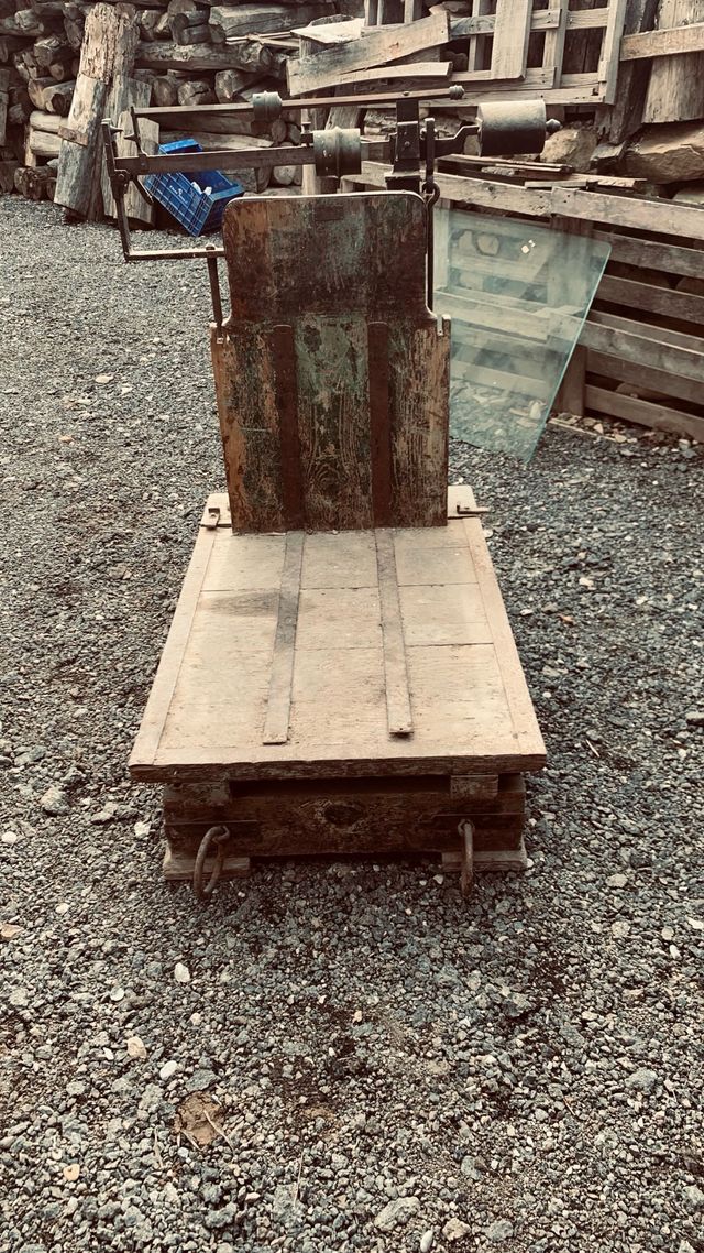Antigua báscula de pesaje base madera